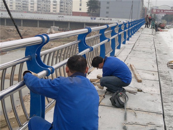 博尔塔拉不锈钢桥梁护栏除锈维护的重要性及其方法