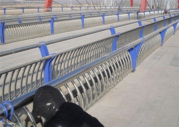 博尔塔拉不锈钢复合管护栏一种安全而耐用的防护解决方案