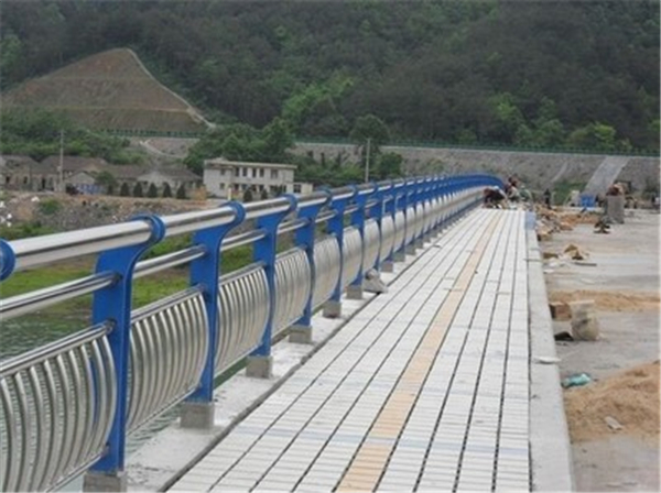 博尔塔拉不锈钢桥梁护栏的特性及其在现代建筑中的应用
