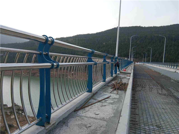 博尔塔拉不锈钢桥梁护栏防腐措施的重要性及实施策略